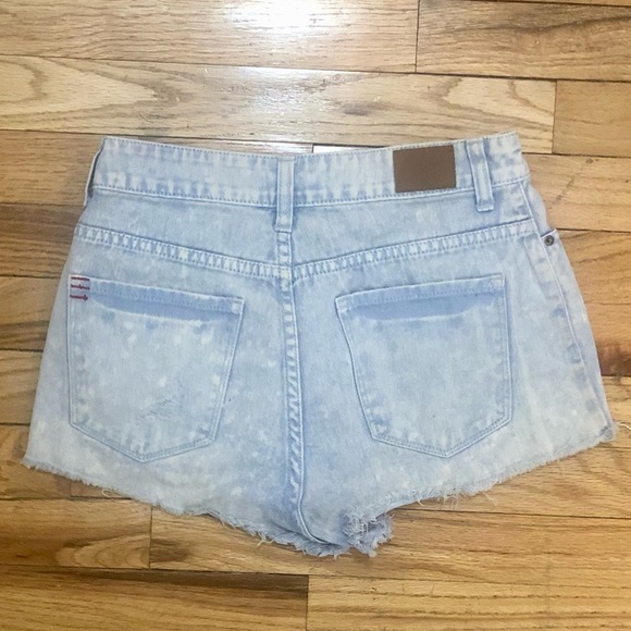BDG High Rise Dree Cheeky light wash cutoff jean shorts, 26w - Picture 2 of 8